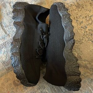 New Tik Tok Viral Sneakers in Black Size 12 US